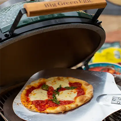 Cooking pizza on the Big Green Egg